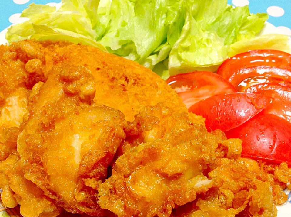 Fried chicken & chicken cutlet with sliced lettuce & tomatoes|Liezlさん