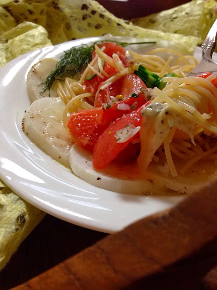 いそげや💨いそげ！遅刻しないよに朝パスタはハンパ残り野菜スパ。トマトと玉ねぎハーブマリネ。大根スライスにチーズ黒胡椒とろりが美味しいソース。|Kumi_loveさん