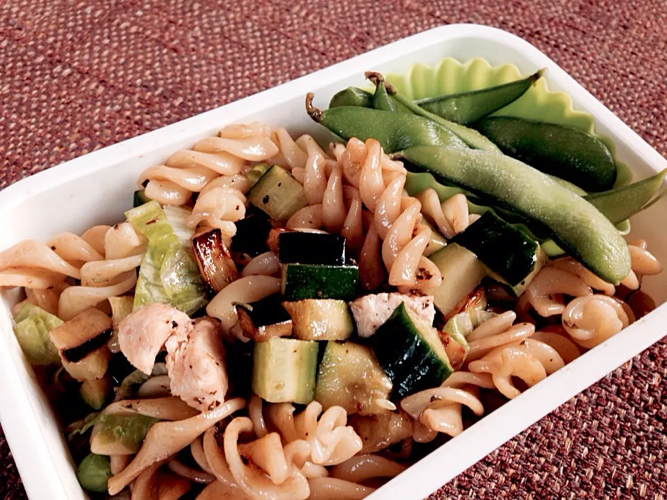 Bento: Pasta salad with cucumber, zucchini and chicken and edamame.|Kirsten Adachiさん