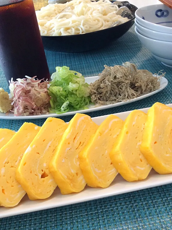 お昼は半田そうめんと玉子焼き。薬味は生姜、ネギ、ミョウガ、とろろ昆布。|mattさん