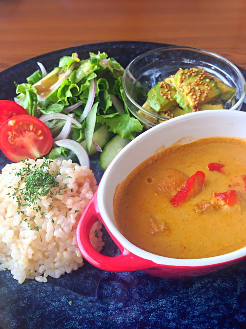 ⭐️イエローカレー ⭐️玄米 ⭐️やみつきアボカド ⭐️野菜サラダ ジンジャードレッシング|よっちぃさん