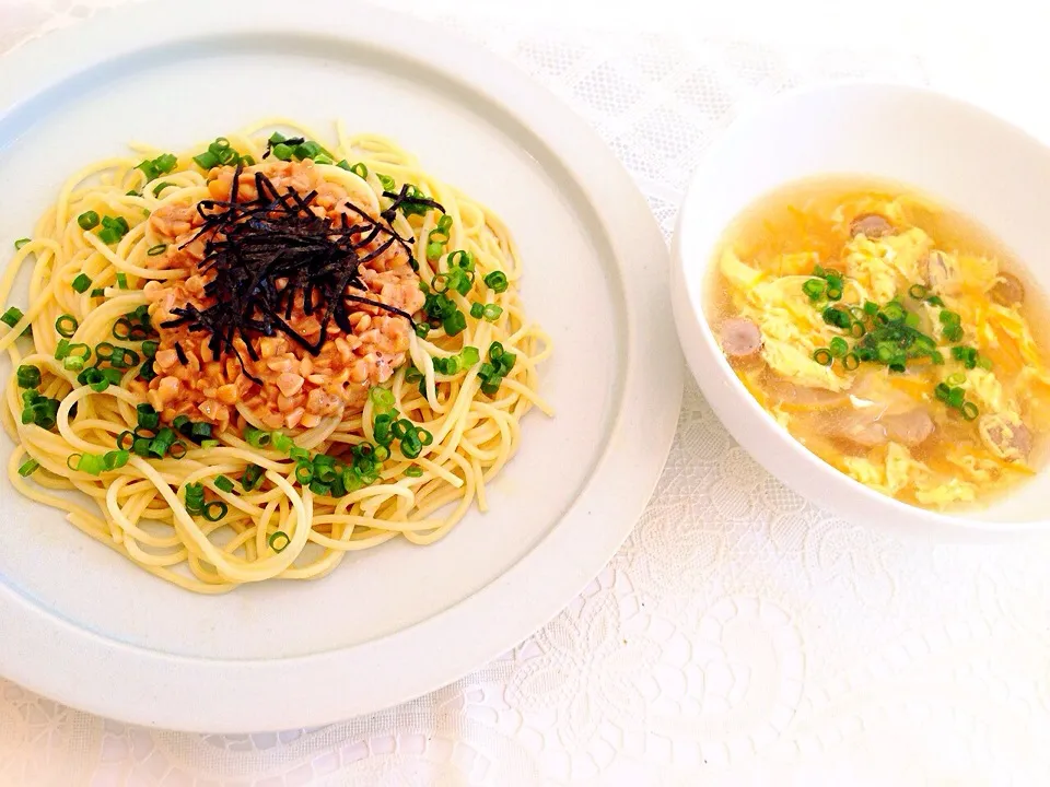 納豆パスタ＆玉ねぎと溶き卵のコンソメスープ。|めぇさん