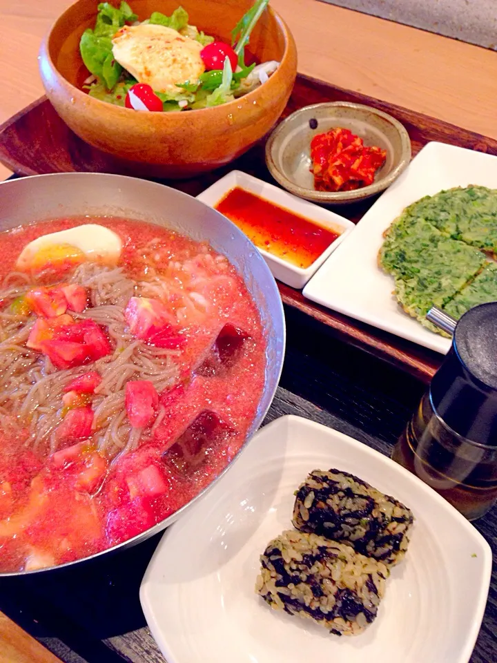 Snapdishの料理写真:トマト冷麺セットランチ🍅|まみりんごさん