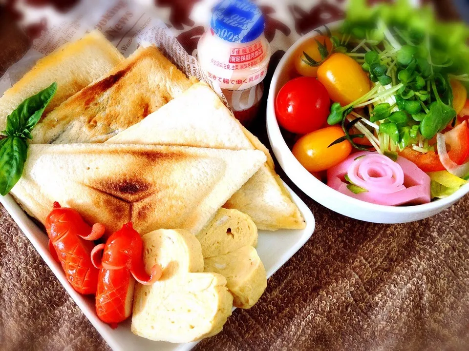 Snapdishの料理写真:カプレーゼホットサンド＆野菜サラダお弁当♪|桃実さん