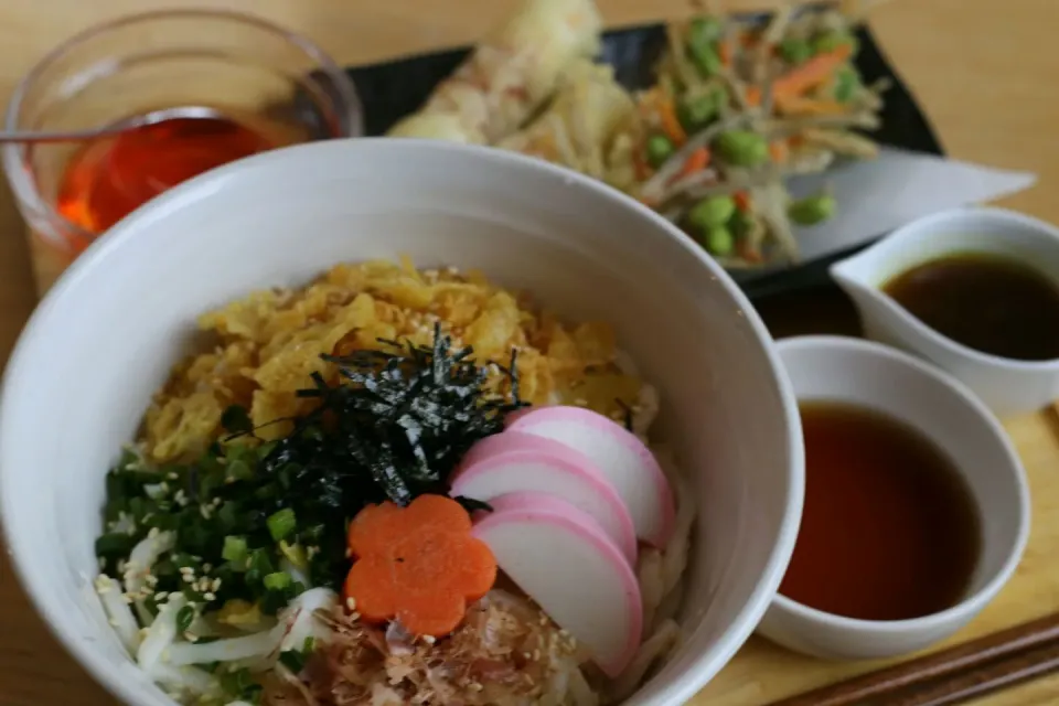 【夕ご飯】冷やしぶっかけうどんカレー風味、ちくわの天ぷら、ゴボウと人参のかき揚げ、イチゴゼリー♪♪|マカロンさん