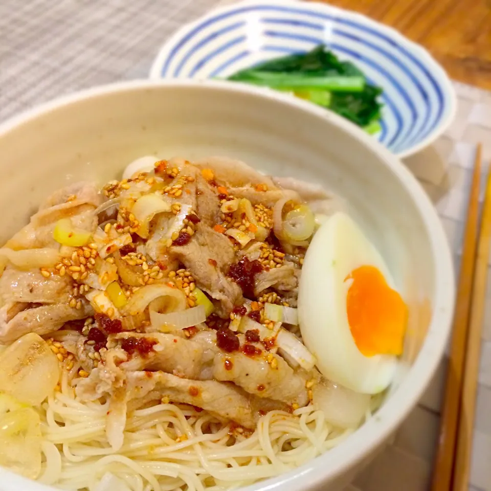 ゴマだれとめんつゆと食べるラー油で簡単！豚バラ肉の坦々素麺|あっさーさん