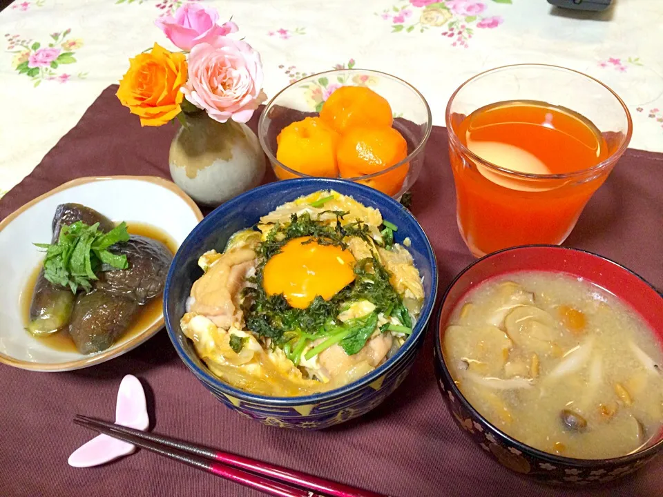 親子丼、茄子の田舎煮物、キノコ類の味噌汁|♥️さん