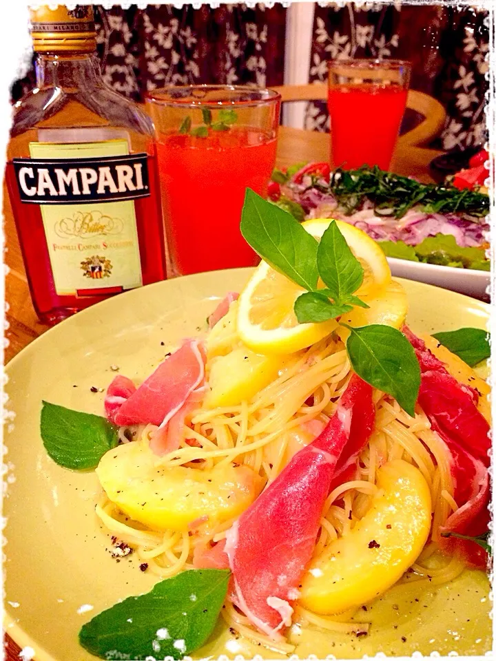 桃と生ハムの冷製パスタ🍑スプモーニと共に…🍹|みずほさん