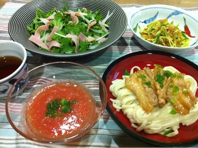 Snapdishの料理写真:豚バラ照り焼き冷やしうどんトマトだれ・中華クラゲとキュウリ和え・からし菜ハム玉ねぎサラダ|まーままさん