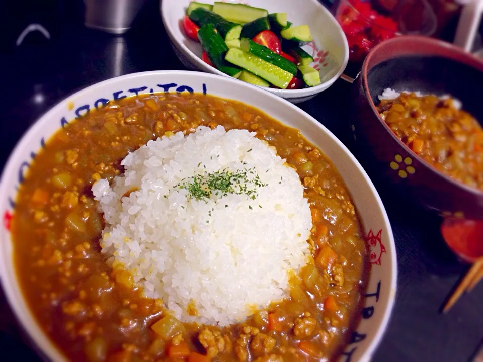 今日の晩ご飯は、ころころ野菜の満月キーマカレー、きゅうりとプチトマトの即席漬け。|ゆえさん