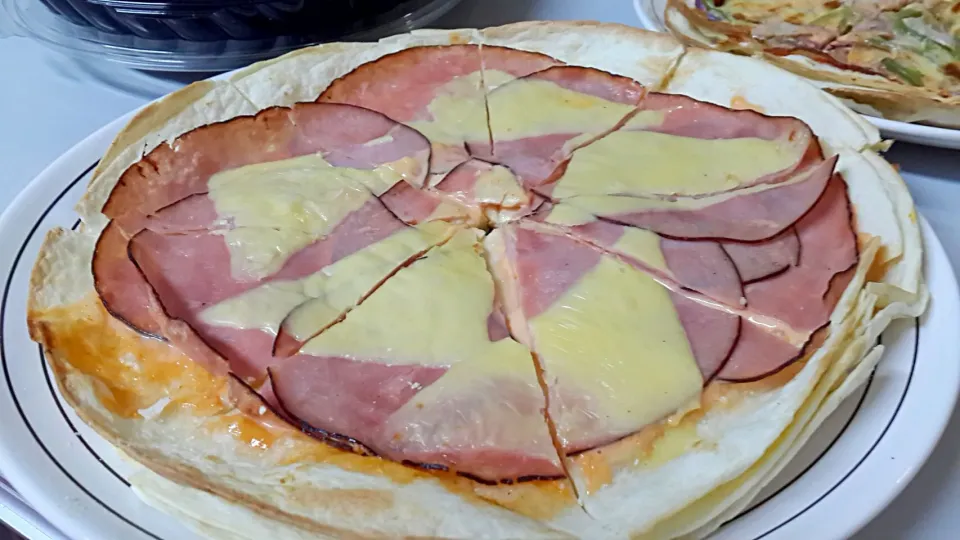 Homemade ham & cheese pizza|EriLorn foodtripさん