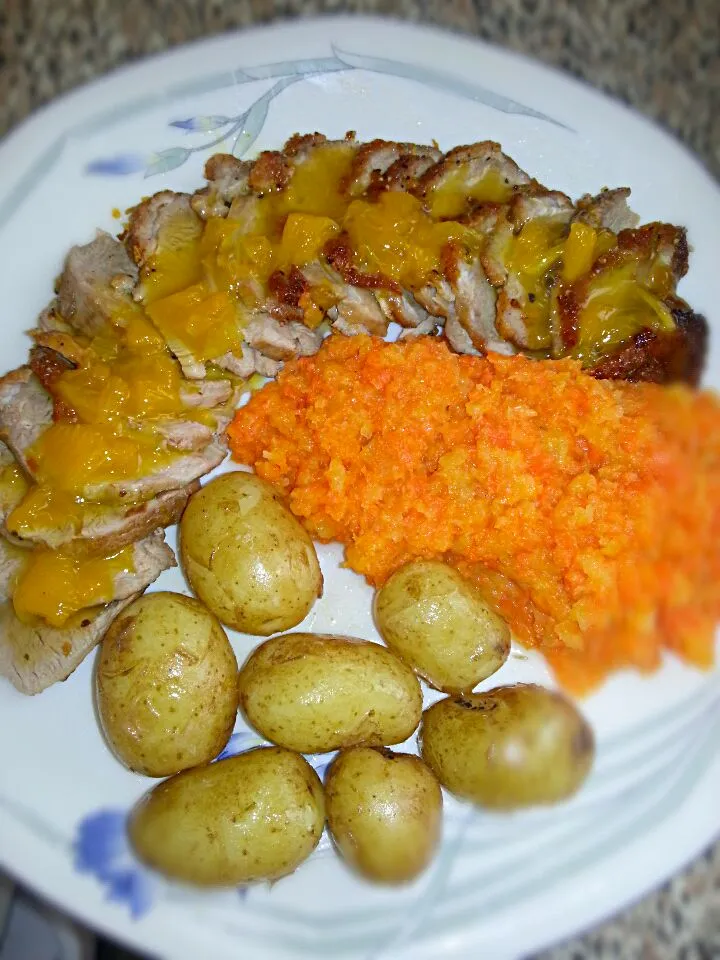 Snapdishの料理写真:for dinner tonight i made black pepper, sea salt and orange rind crusted dyck breast with orange sauce,baby potatoes and turnip&carrot mash...was lovely|Jakki Keithさん