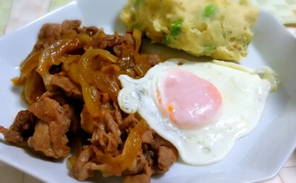 肉炒め+目玉焼き+枝豆入りポテトサラダ|きーりんが好きよーさん