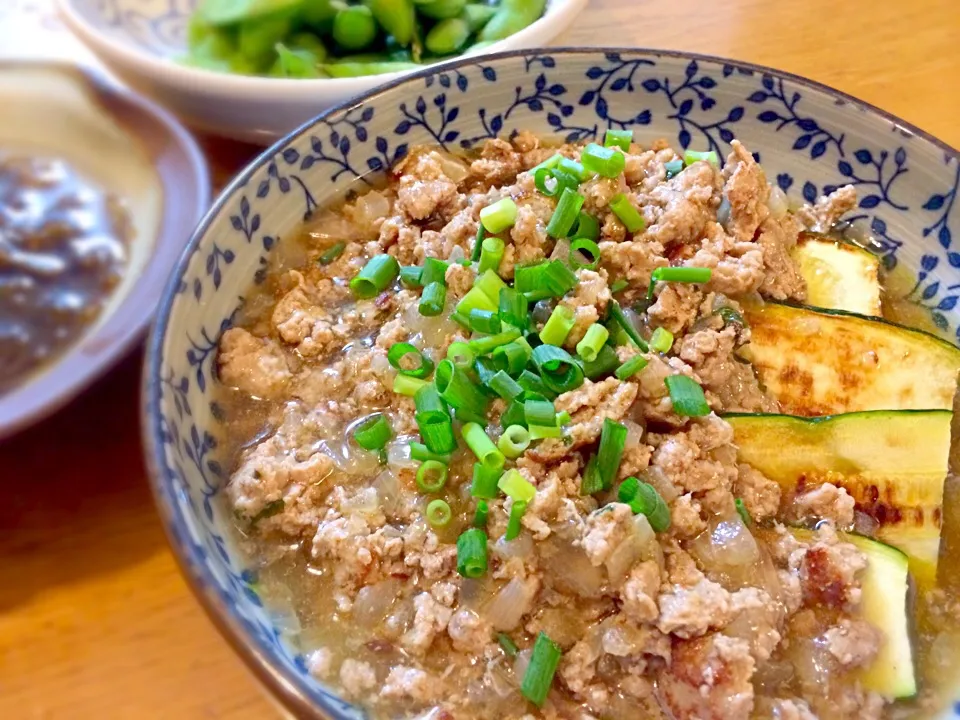 ハンバーグのはずがこれに変身！ズッキーニの豚肉そぼろ餡掛け|リフルシャッフルさん