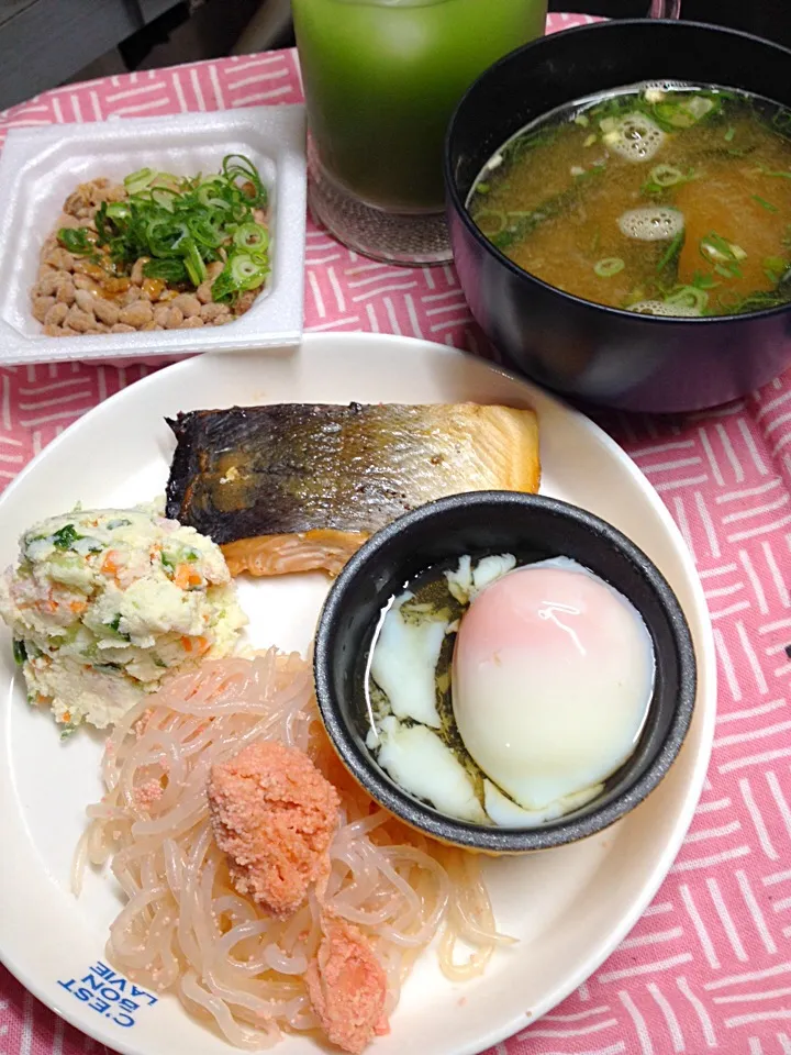 朝ごはん。温泉卵とますの味噌漬け。納豆やら、充実のラインナップ(^^)|ハルさん