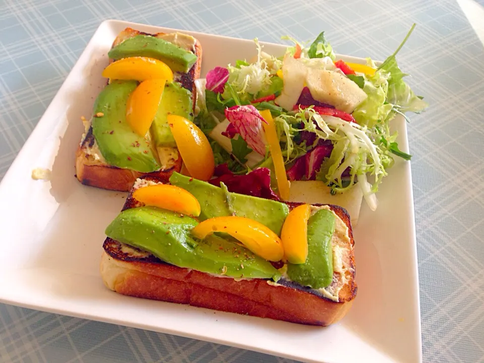 Avocado & Hummus toast|Takashima Mariさん