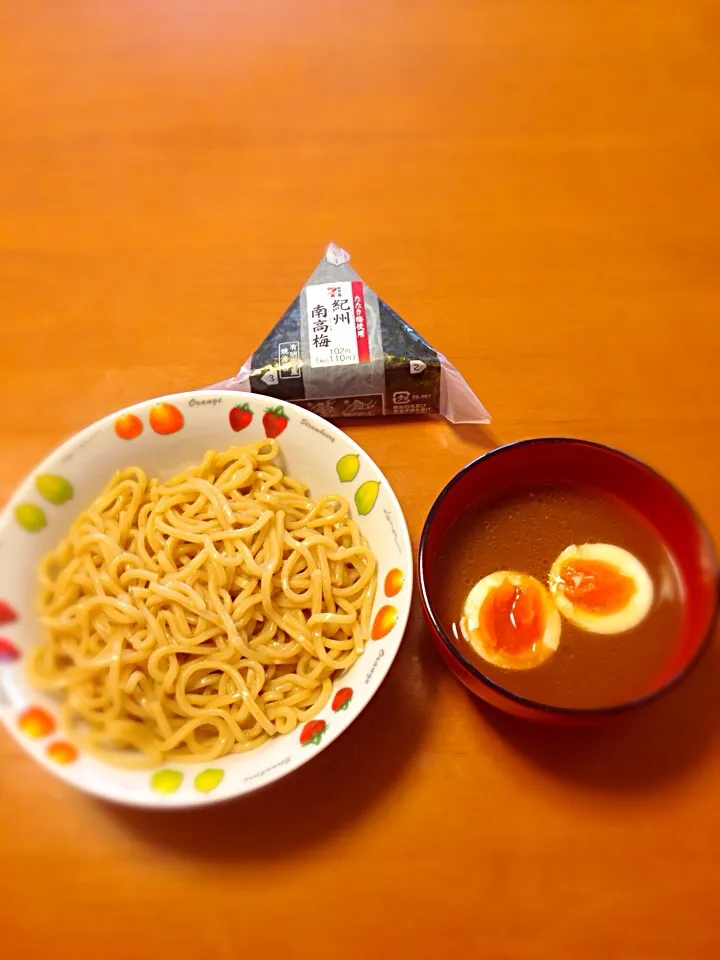 セブンイレブンの冷凍つけ麺と梅おにぎり|ツツヤンさん