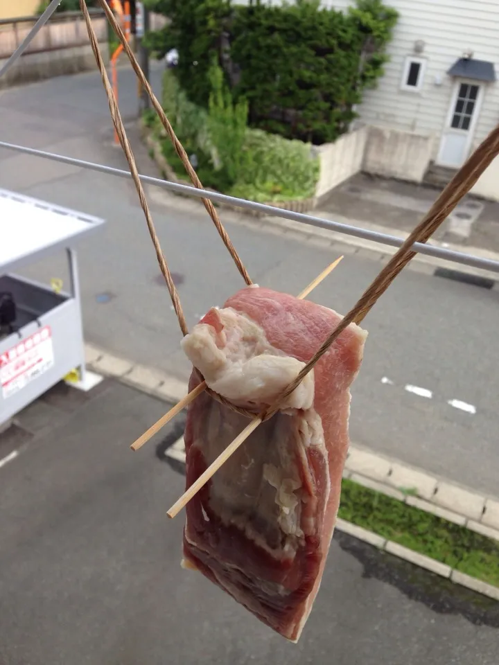 Snapdishの料理写真:豚バラ塊を軽く熟成しています。|お家でbar!さん