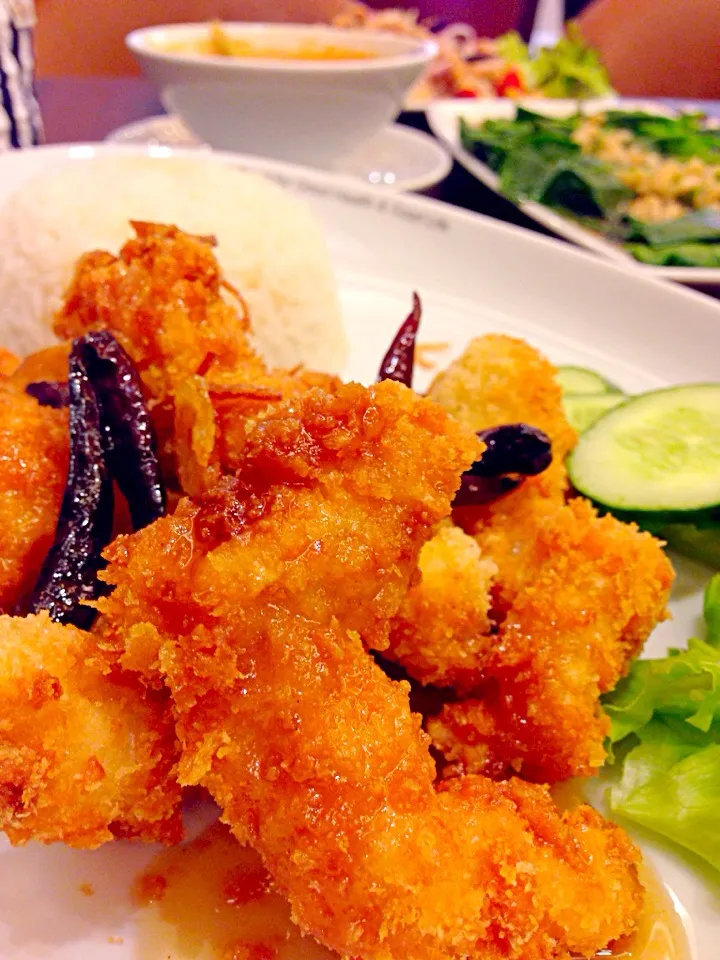 Snapdishの料理写真:ปลาทอดซอสมะขาม Fried fish with tamarind sauce|Yui Phiphitphakdiさん