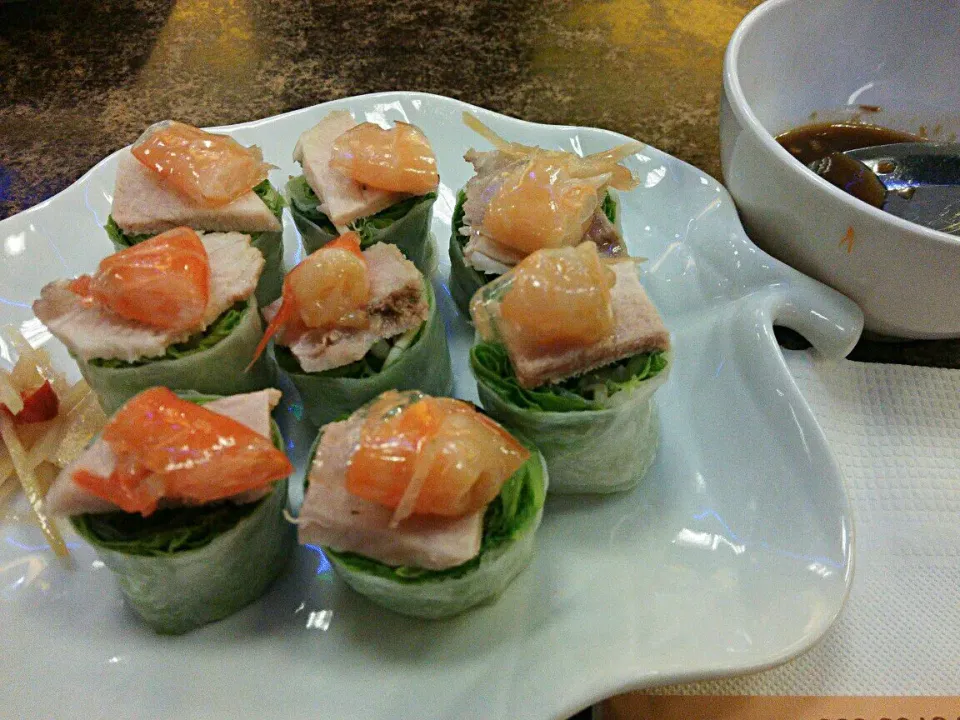 Cuon Hue＝ Fresh spring roll with pork ＆ sour prawn @パークソン百貨店フードコートー45000ドン、およそ220円(^^)v|quitaさん