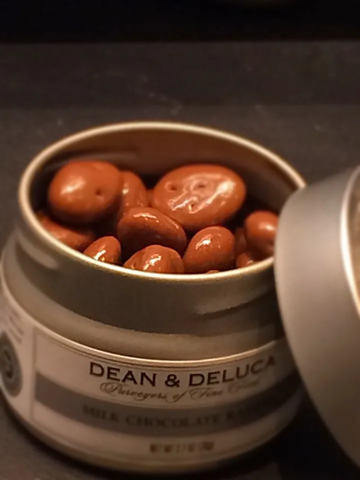 Snapdishの料理写真:DEAN & DELUCA MILK CHOCOLATE RAISINS|Naoyuki Fukudaさん