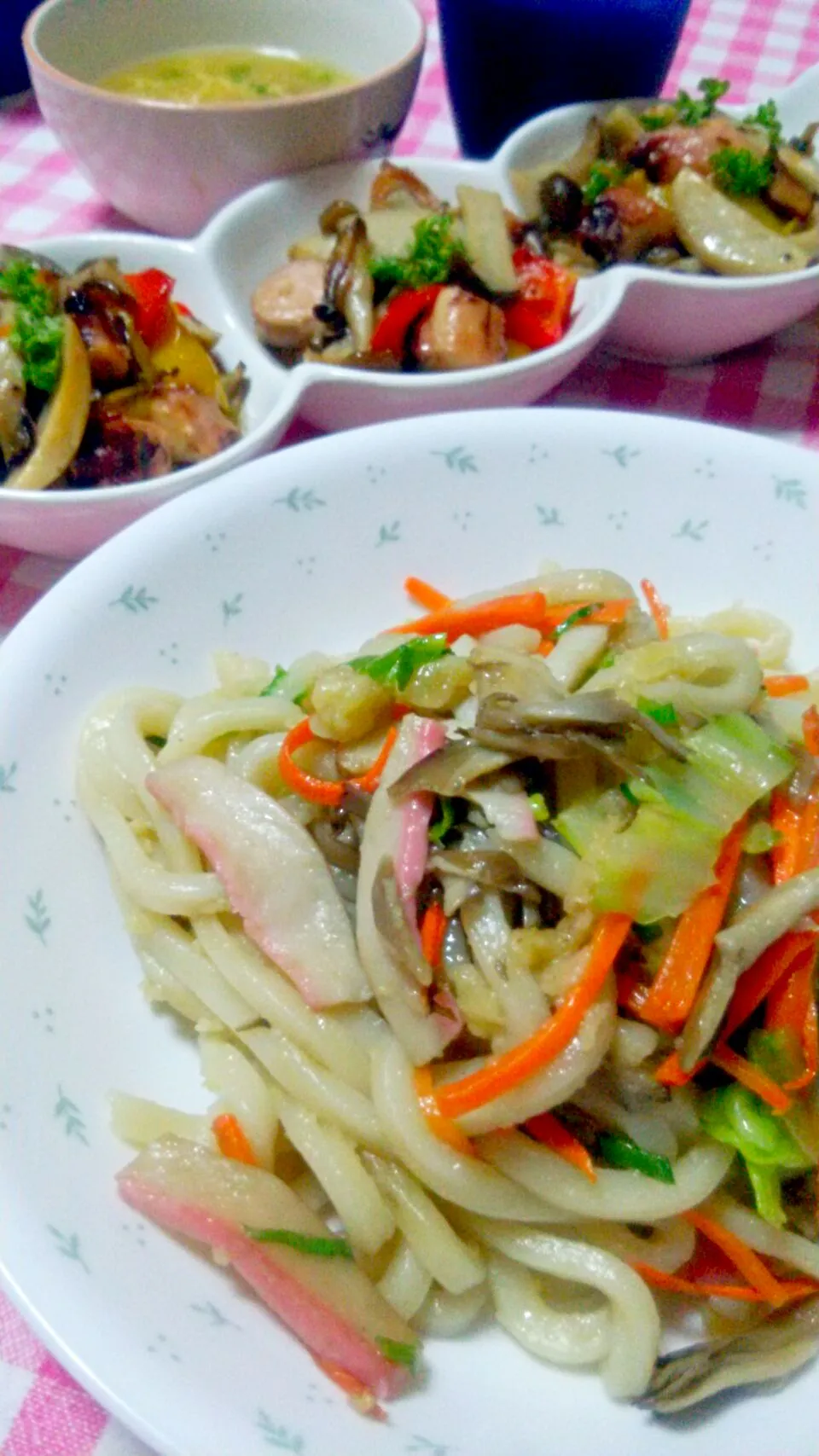 焼きうどん(蒲鉾･舞茸･人参･きゃべつ･青ねぎ･天かす)、アヒージョ(いか･しめじ･エリンギ･赤&黄パプリカ･にんにく･パセリ)、スープ(卵･しめじ･青ねぎ)|まあるさん