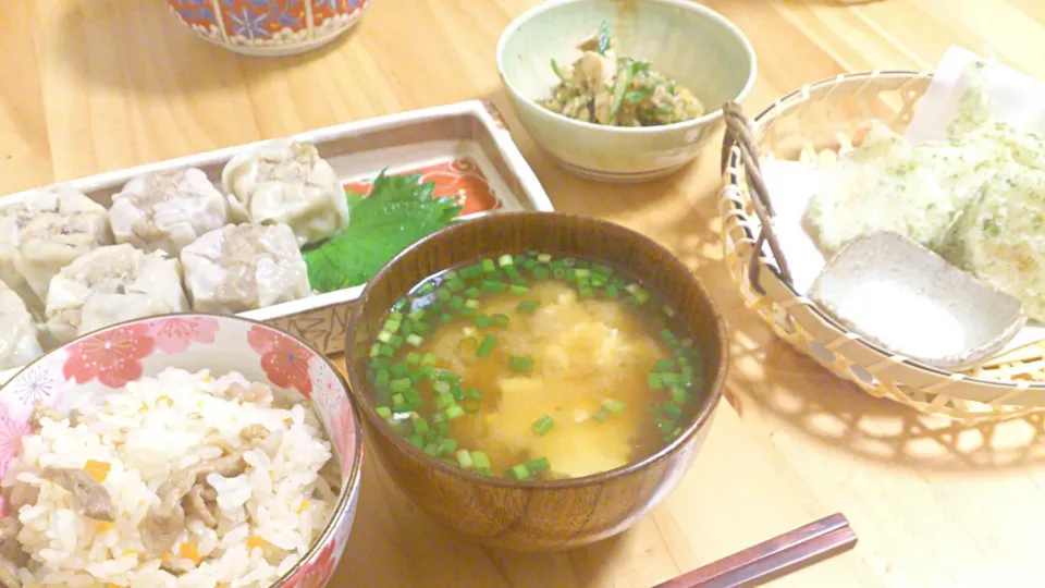 豚肉の炊き込みごはん
肉しゅうまい、五目しゅうまい
長芋磯辺あげ
蒸し鶏ときゅうりの胡麻和え
青ネギと崩し豆腐の味噌汁|ポンさん