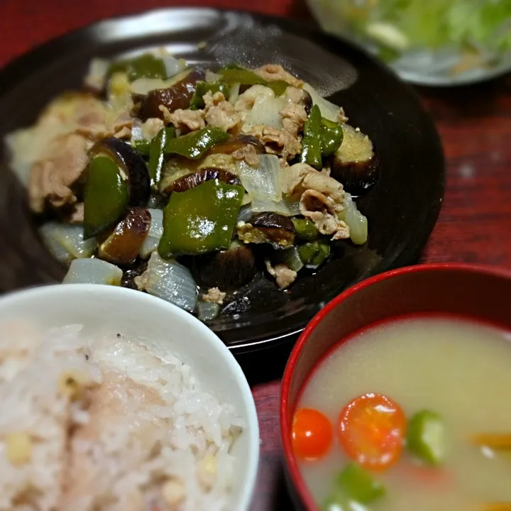 Snapdishの料理写真:豚肉とピーマンとナスの蒸し煮＆ミニトマトとオクラの味噌汁|ともえさん