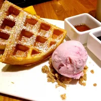 Snapdishの料理写真:Mango waffle|Floria Yipさん