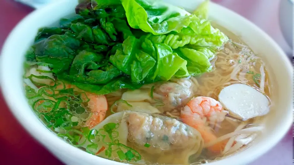 wonton with egg noodle soup|Jiraphon Gさん