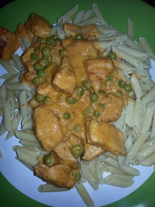 chix curry over pasta.|Polly Gelfusoさん