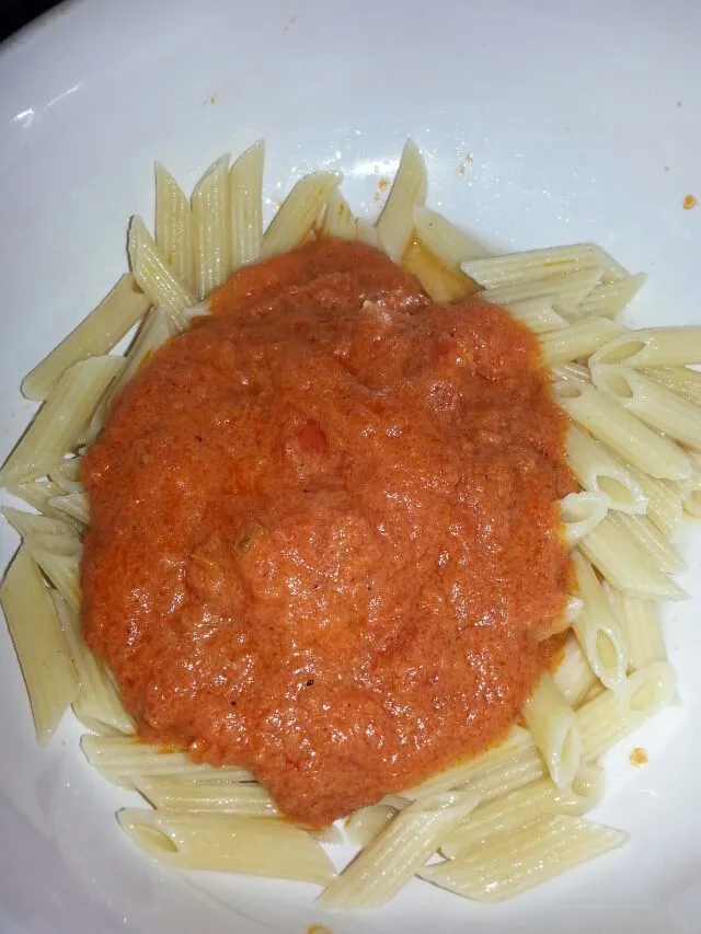 pasta with red vodka sauce.|Polly Gelfusoさん