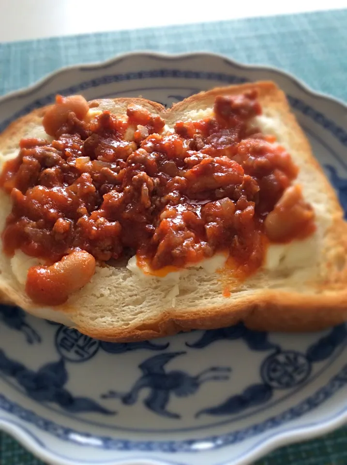 クリームチーズに挽肉と白花豆のトマト煮込みのトースト。|mattさん