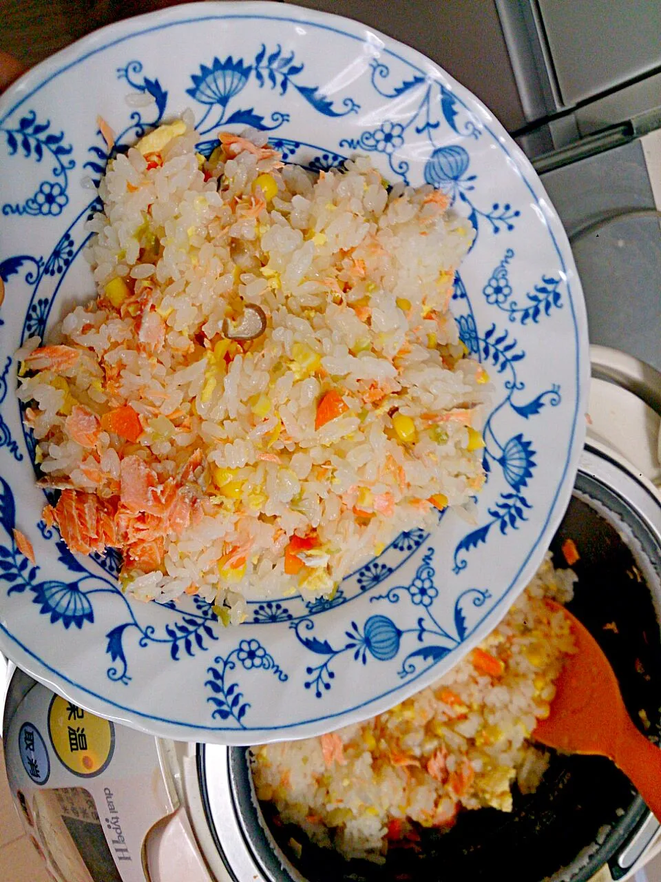 炊飯器ピラフ。玉ねぎとか炒めなくても全然OK！生サーモンとバター乗せて炊くべし♪|やよさん