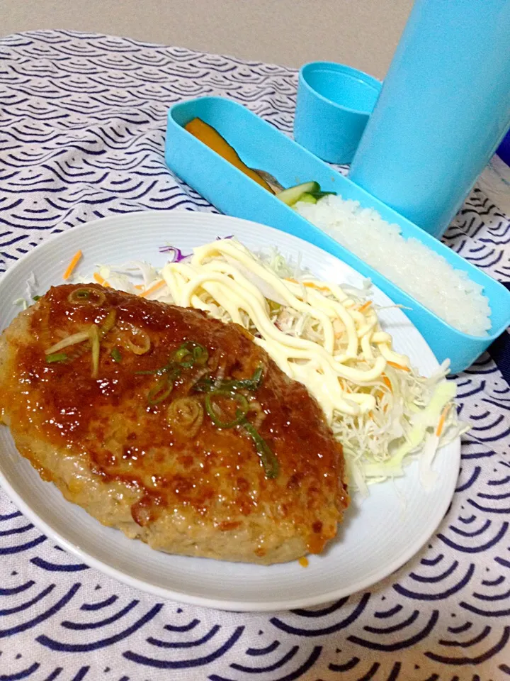 お惣菜のハンバーグと朝ごはんの残り(弁当箱大活躍)|ハルさん