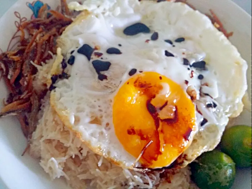 Simple fried beehoon + ikan bilis + 🍳|🌷lynnlicious🌷さん