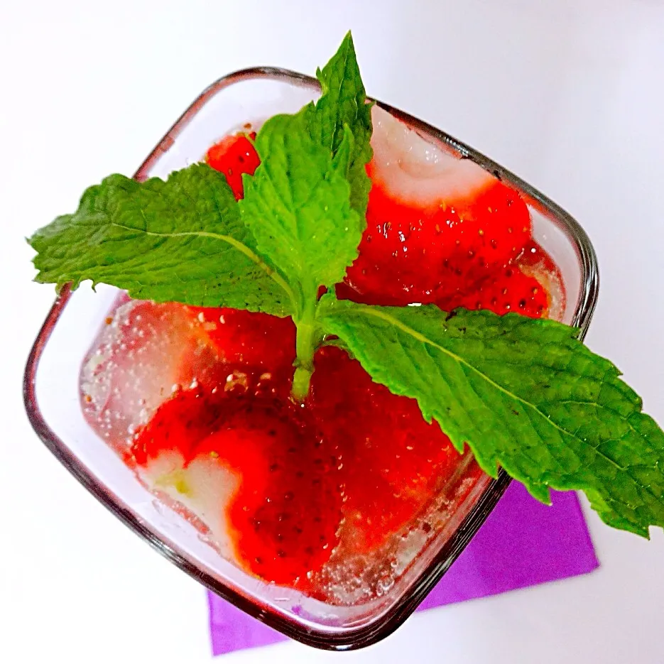 Strawberry Basil Gimlet Fizz|Mich Liowさん