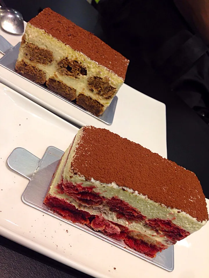 Snapdishの料理写真:tiramisu & dark cherry tiramisu|hweeyhさん