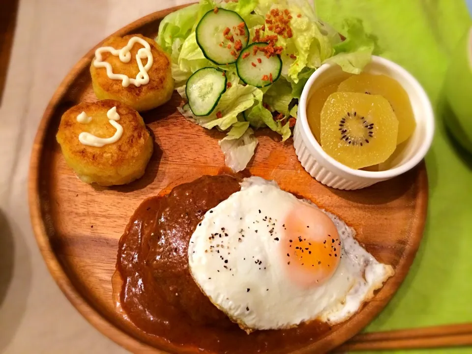 目玉焼きハンバーグ  チーズinポテト餅 キウイ|haseseさん