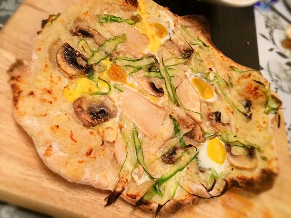 Pizza with quail eggs and asparagus|Jason Chanさん