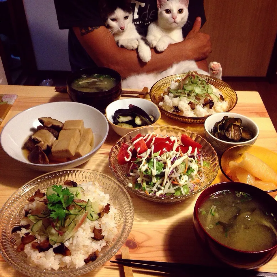 サザエの佃煮で散らし寿司。どんこと高野豆腐の煮物。お漬け物。数の子。サラダ。お味噌汁。|naouさん