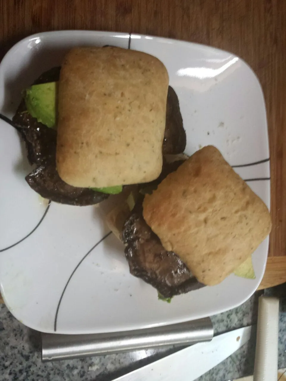 Portobello mushroom burger with avocado on a ciabatta bun|Les Gazinskiさん