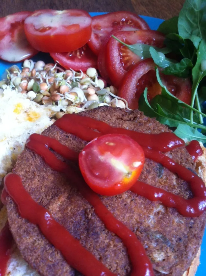 Veggie burger with ketchup & salad|Nick Hiderさん