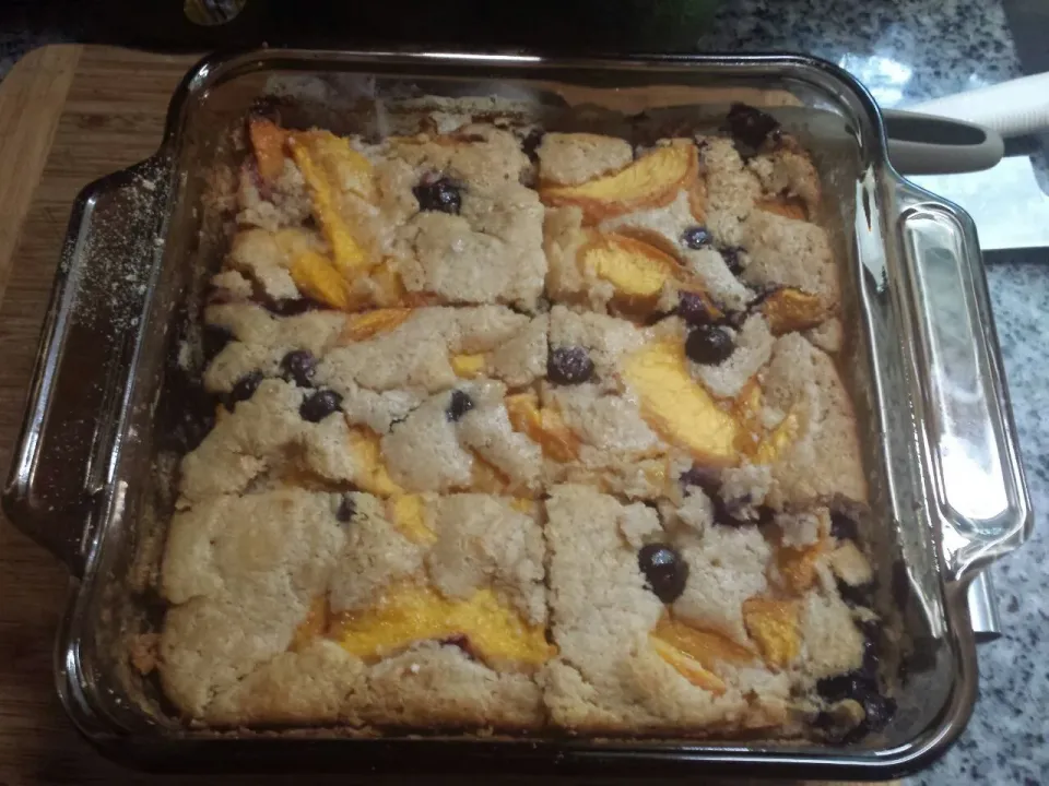 Snapdishの料理写真:Peach and blueberry drop cobbler|Les Gazinskiさん