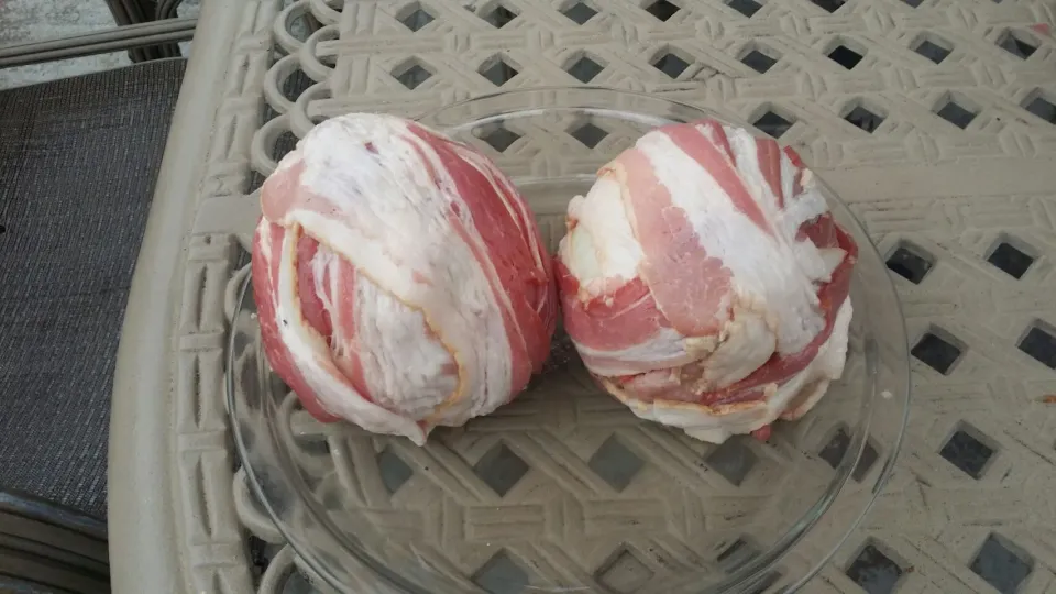 STUFFED SPANISH ONION WITH MEATBALL WRAPPED WITH BACON WILL BE COOKED INDIRECT HEAT AT 225F FOR 2 HRS|Frank Ortizさん