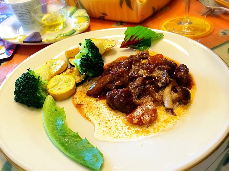 ホームパーティー 赤ワインの牛すじ煮込み|くまがいまりさん