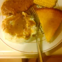 Smothered pork chops, Mashed Potatoes, Corn on the cob and Jiffy Cornbread|Tiraさん