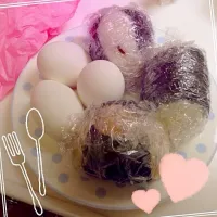 Snapdishの料理写真:ゆで卵とおにぎり♡⃛|yukiko ogawaさん