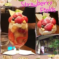 Snapdishの料理写真:ベリー類たっぷりパフェを食べて来ました|hiroroさん