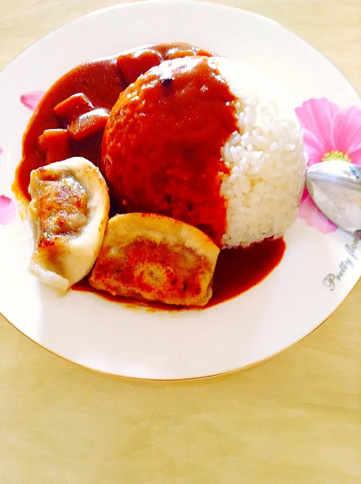 Snapdishの料理写真:牛肉咖喱&煎饺|Rinさん